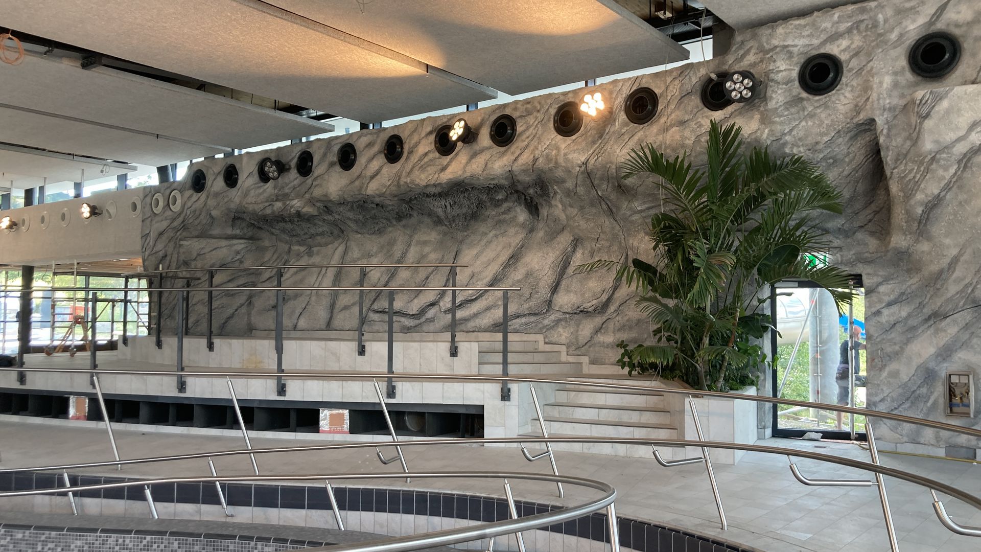 Anbringung Kunstfelsenwände im Juni 2025