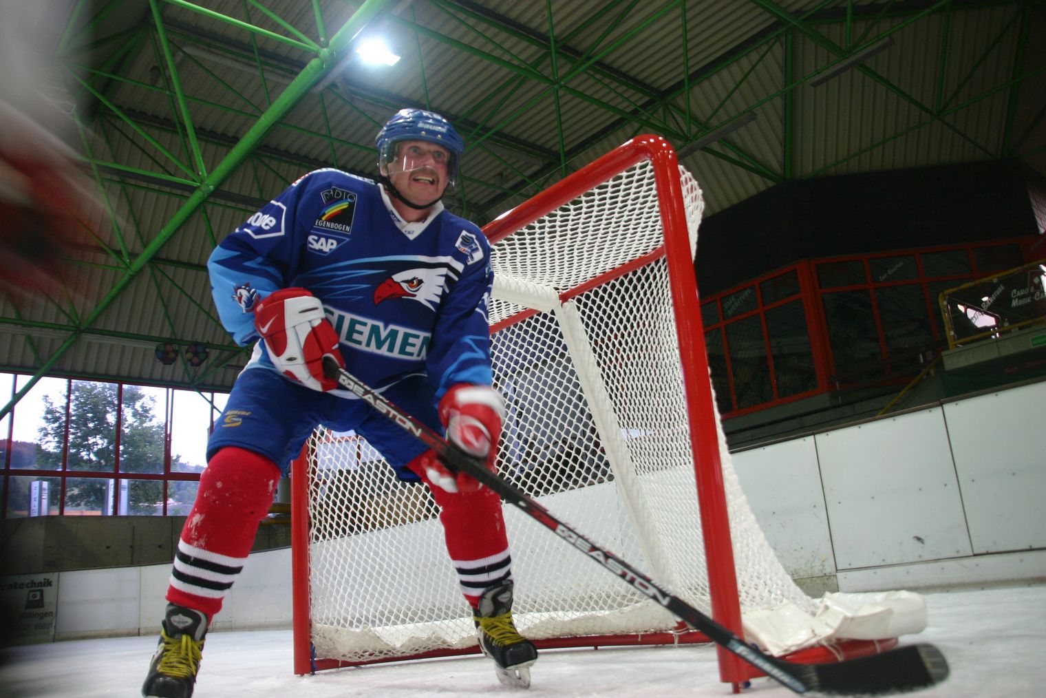 Ein Eishockey-Spieler steht mit Schläger in der Hand vorm Tor in der Eissporthalle Willingen.