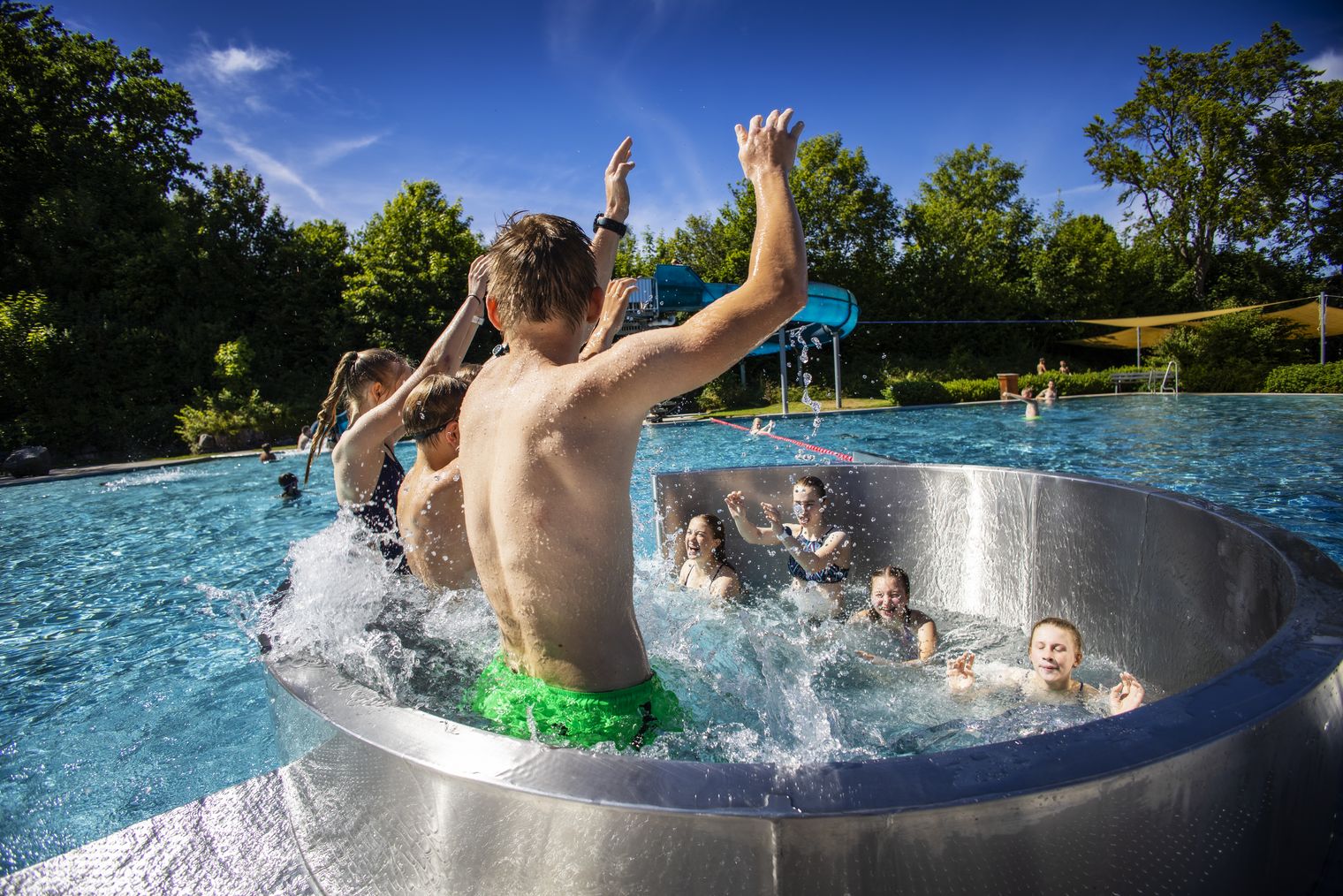 Mehrere Kinder planschen in einer Wasserattraktion des Freibades Usseln
