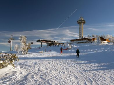 winter-bergstation-ettelsberg-seilbahn-hochheideturm Bergstation Ettelsberg-Seilbahn mit Hochheideturm im Winter bei Skibetrieb