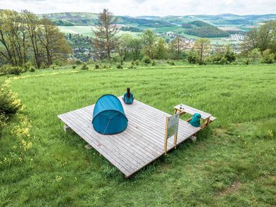 Trekkingpark Sauerland Plattform D1 am Diemelsteig mit toller Aussicht und Zelt
