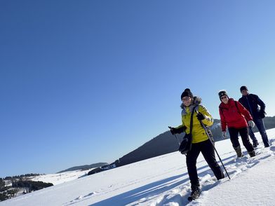 Wanderer beim Winterwandern im Schnee in Willingen