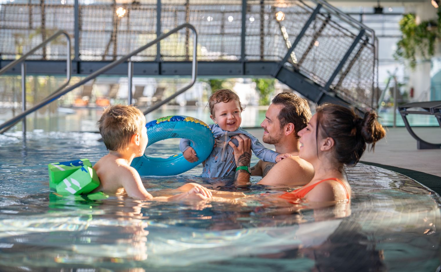Ein Ehepaar mit seinen zwei Kindern planscht im Solebad.