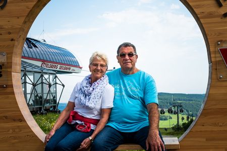 Paar im Aussichtsrahmen auf dem Ettelsberg