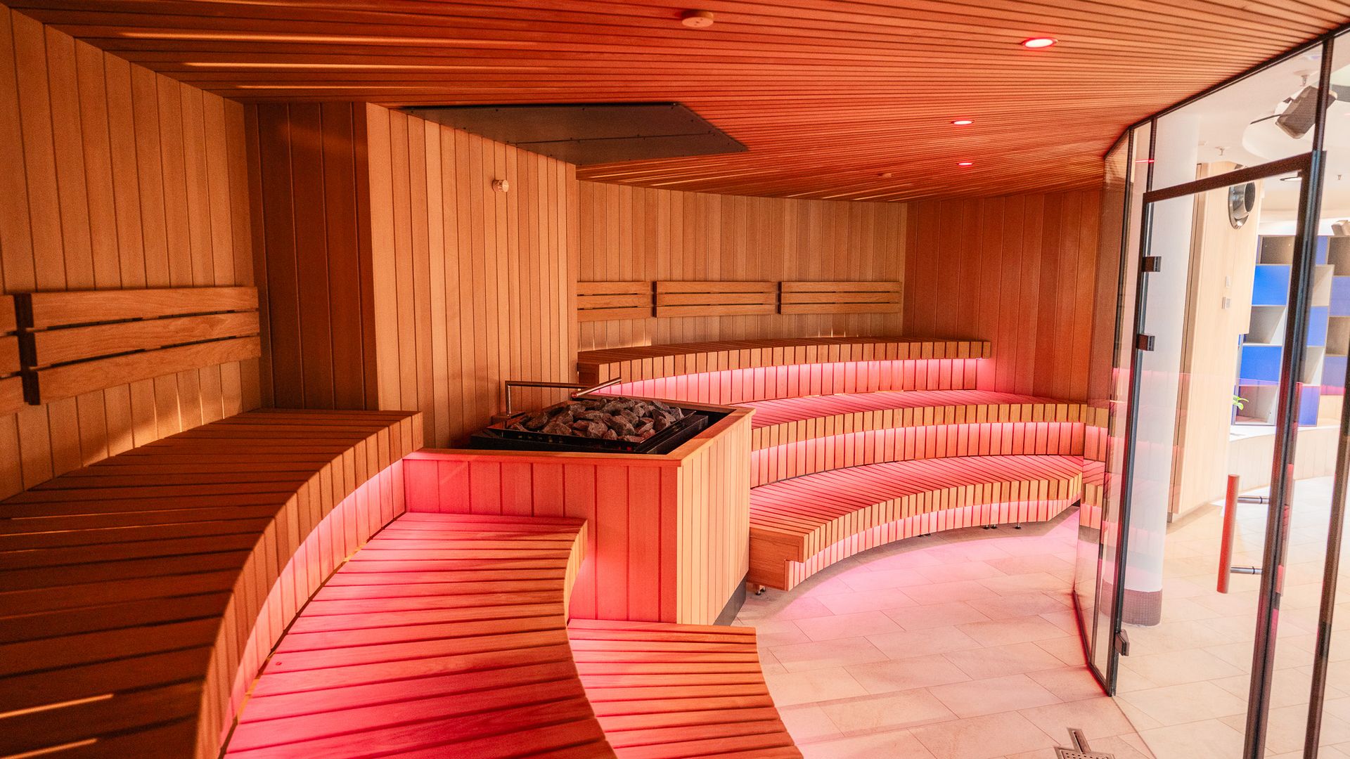 Rosa beleuchtete Sitzbänke in der Finnischen Sauna in der Saunawelt.