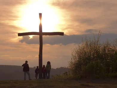 Gipfelkreuz im Sonnenuntergang in Willingen