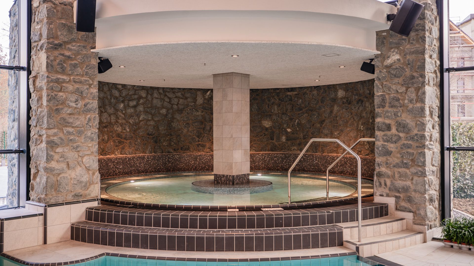 Ein Whirlpool umrahmt von einer Steingrotte.